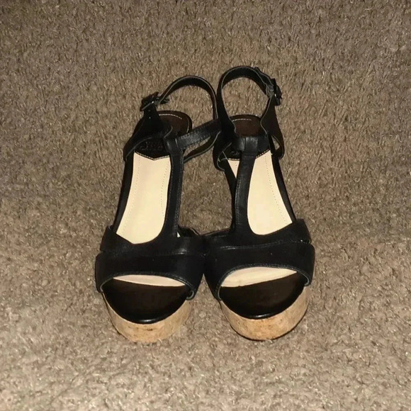 VINCE CAMUTO-INSLO Black Leather Wedge T-Strap - Picture 3 of 7